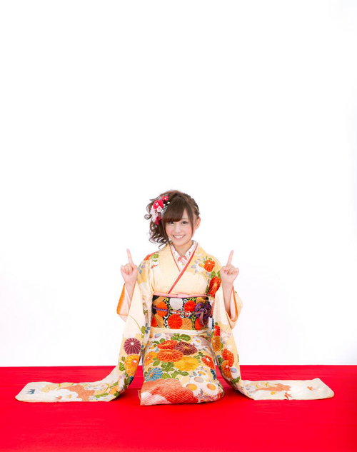 迎春を案内する着物美女の笑顔、正月年賀状向けの振袖姿