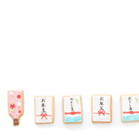 羽子板とお年玉をモチーフにしたアイシングクッキーの写真