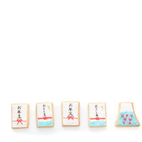 お年玉袋とHAPPY NEW YEARのアイシングクッキーの写真