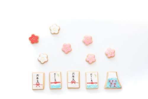 お年玉をモチーフにしたアイシングクッキーが並ぶ光景