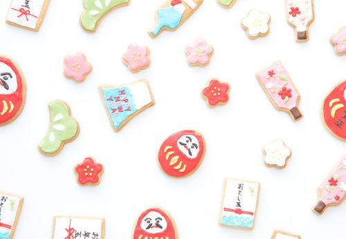 迎春をテーマにしただるまと羽子板のアイシングクッキー