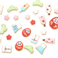 お正月に関連した小さなアイシングクッキーの写真