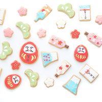 集められたお正月モチーフのアイシングクッキーと羽子板の写真