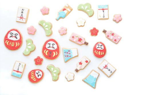 集められたお正月モチーフのアイシングクッキーと羽子板