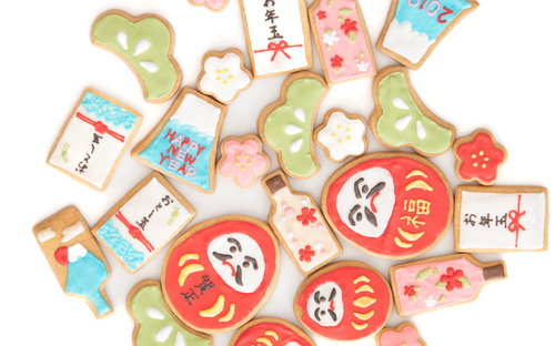 お正月の縁起物をデコレーションしたアイシングクッキー