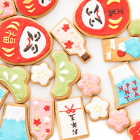 お正月モチーフのアイシングクッキー、だるまや羽子板などの正月アイコンの写真