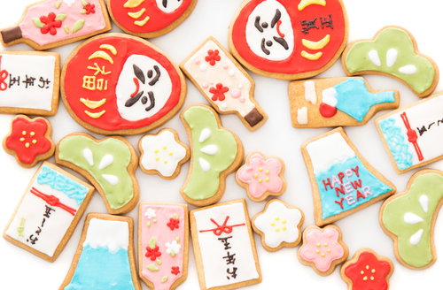 お正月モチーフのアイシングクッキー、だるまや羽子板などの正月アイコン