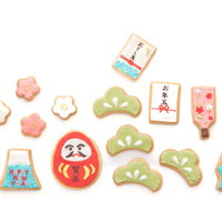 だるまや羽子板をデザインしたお正月関連のアイシングクッキーの写真