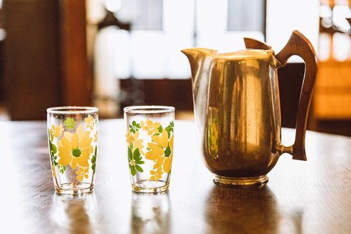 昭和デザインの金色ポットと花柄ガラスコップ