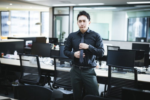 マッスル経営者がオフィスに誰よりも早く出社する