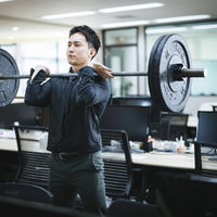 出社したらオフィスでCEOがバーベルを持ち上げていたの写真