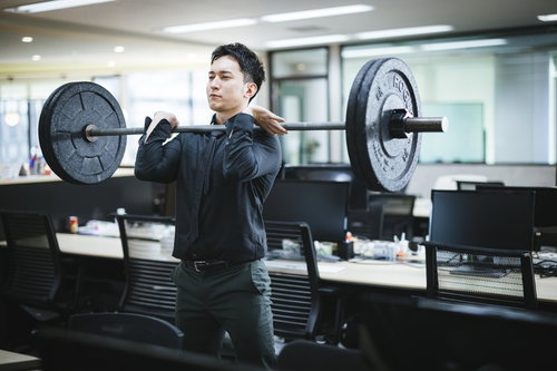 出社したらオフィスでCEOがバーベルを持ち上げていた