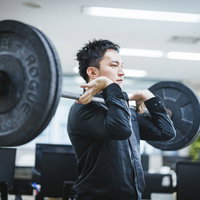 オフィスで背中を鍛えるバーベルハック・経営者向けトレーニングの写真