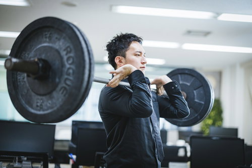 オフィスで背中を鍛えるバーベルハック・経営者向けトレーニング