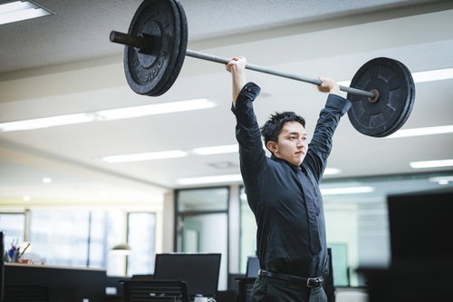 バーベルを持ち上げている最中で手が離せません