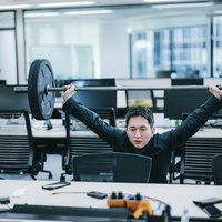 朝一のオフィスでバーベルを使ったスクワットスナッチに取り組む代表の姿の写真