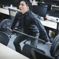 セカンドプルを部下の前で実演するバーベルトレーニングの写真