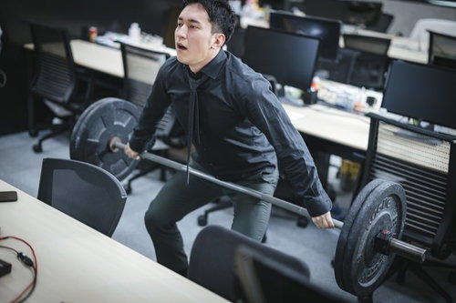 セカンドプルを部下の前で実演するバーベルトレーニング