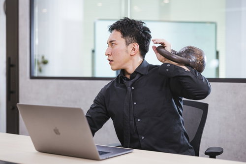 会議中にケトルベルを持ち上げ始める経営者