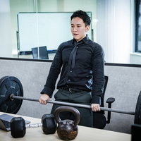 オンラインMTG中でもバーベルで鍛える社長の写真