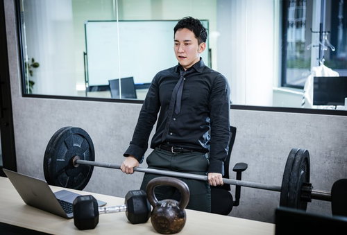 オンラインMTG中でもバーベルで鍛える社長