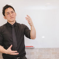 会議室で企画について提案する経営者のビジネスプレゼンテーションの写真