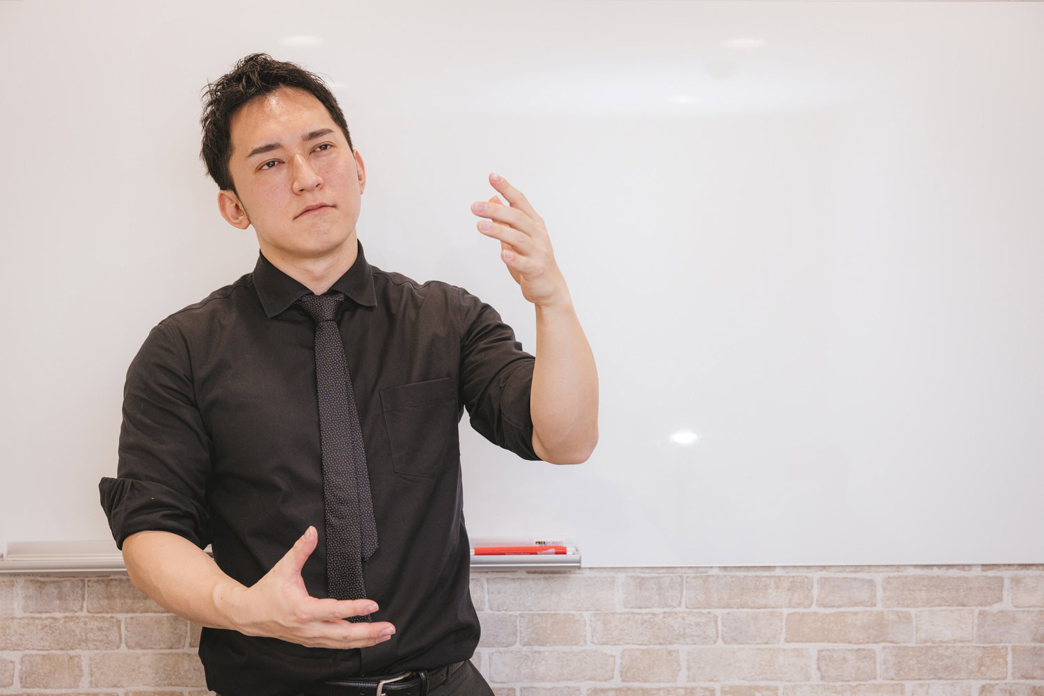 会議室で提案する経営者の写真素材