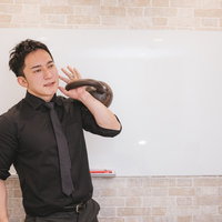 ケトルベルを持ったマッスル経営者「今から朝礼はじめるぞ」の写真