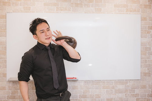 ケトルベルを持ったマッスル経営者「今から朝礼はじめるぞ」