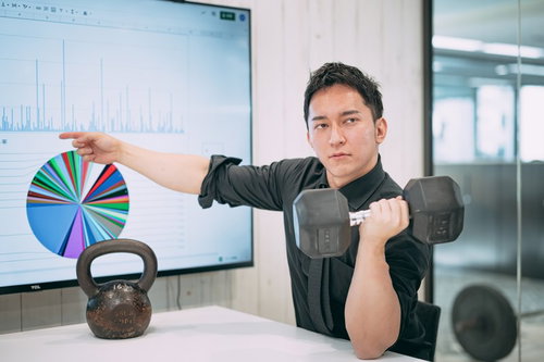 会議中でも鍛える事を忘れない意識の高い経営者がケトルベルとダンベルを持つ