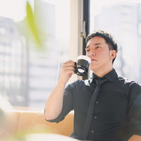 休息を取るマッスル経営者がコーヒーブレイクの写真