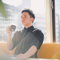 コーヒーで急速に一息入れる経営者の男性のビジネスライフスタイルの写真