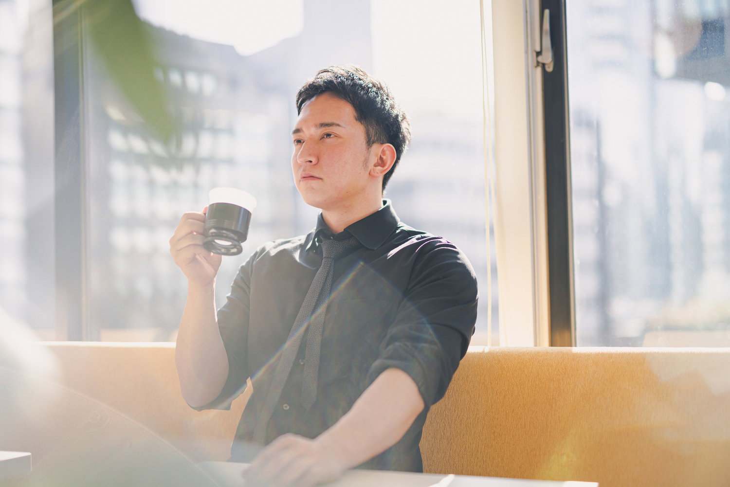 コーヒーで一息入れる経営者の男性の様子の写真素材