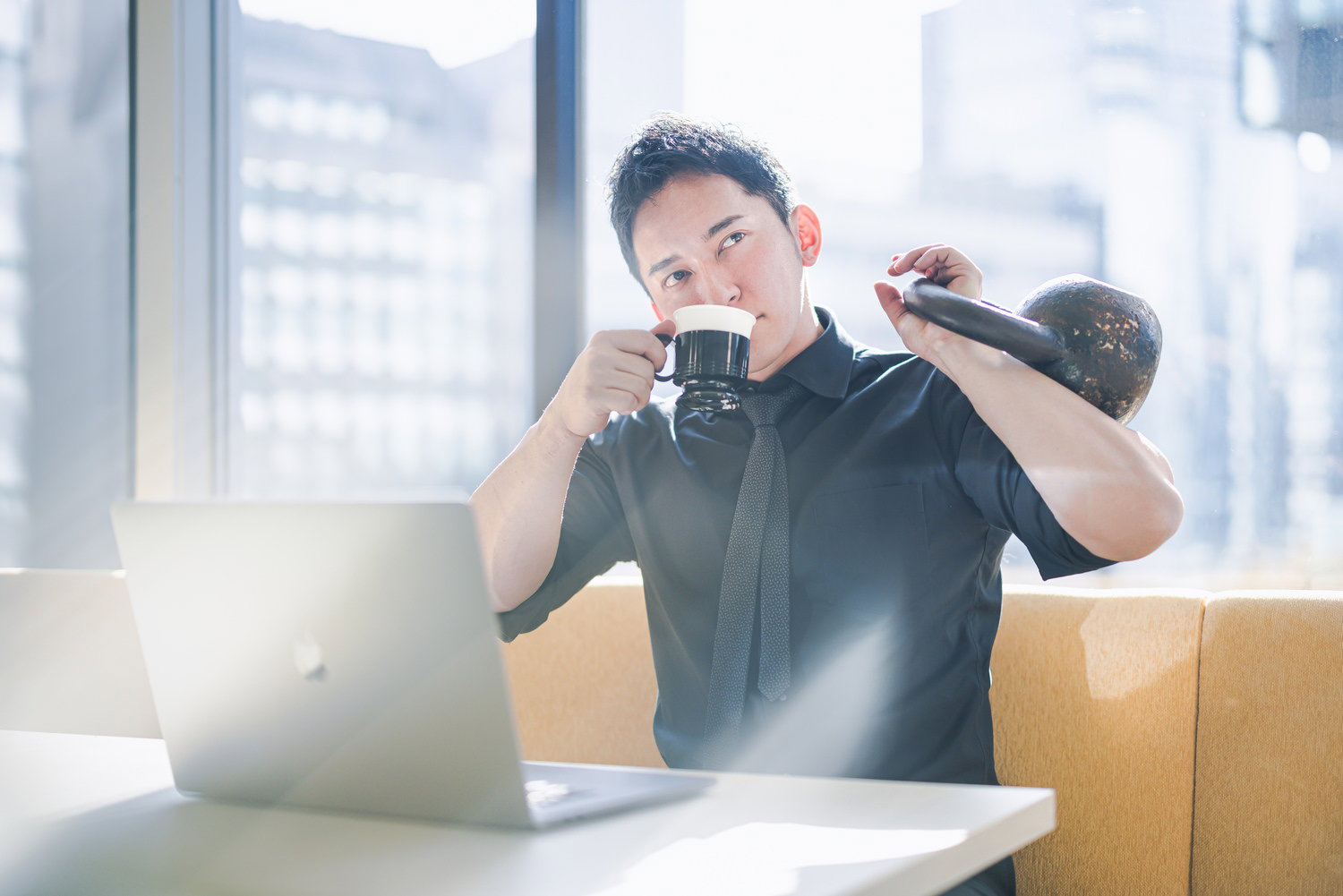 休憩中にコーヒーとケトルベルタイムの写真素材