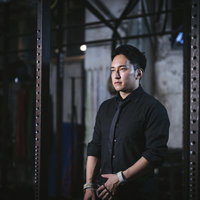 ネクタイ姿でトレーニングジムに来た経営者男性の写真