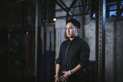 ネクタイ姿でトレーニングジムに来た経営者男性