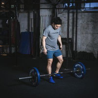 トレーニング前の静寂、バーベルを前に集中する男性の写真