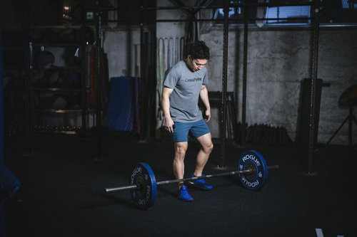 トレーニング前の静寂、バーベルを前に集中する男性