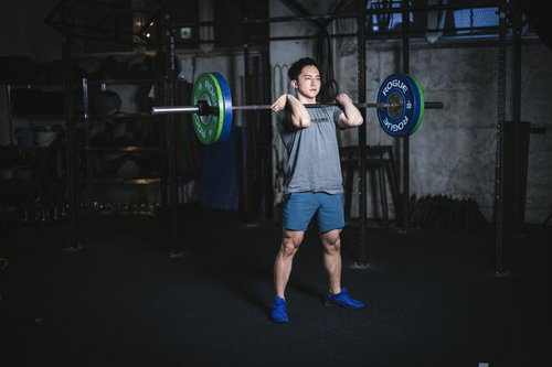 集中力を高めてバーベルに挑むトレーニーのワンシーン