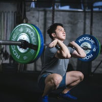 マッスル経営者がバーベルを担いでスクワットするトレーニングの写真