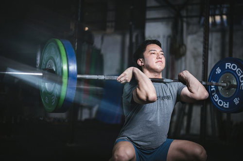 バーベルを担いでスクワットするファンクショナルトレーニング