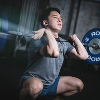 バーベルを担いでスクワットするウエイトリフティングのトレーニングの写真