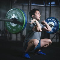 ファンクショナルトレーニングでバーベルを担ぎ上げる男性の写真