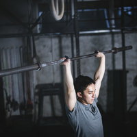 バーベルのバーのみでイメトレするウエイトリフティング男性の写真
