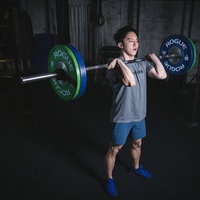 バーベルを担いでウエイトリフティングに取り組む現役経営者の写真