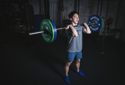 バーベルを担いでウエイトリフティングに取り組む現役経営者