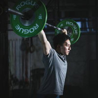 フィジカルモンスター経営者がバーベルを頭上に掲げるジムトレーニングの写真