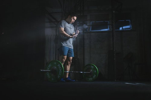 ジムでバーベルを使った重量リフティングのトレーニング