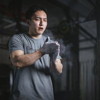 ワークアウト中に滑り止めをつけるトレーニング選手の写真