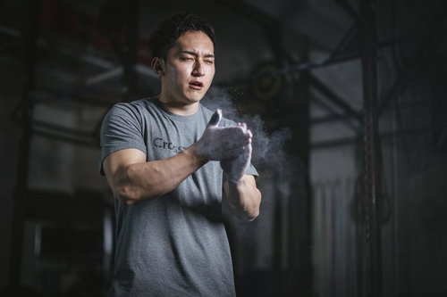 ワークアウト中に滑り止めをつけるトレーニング選手